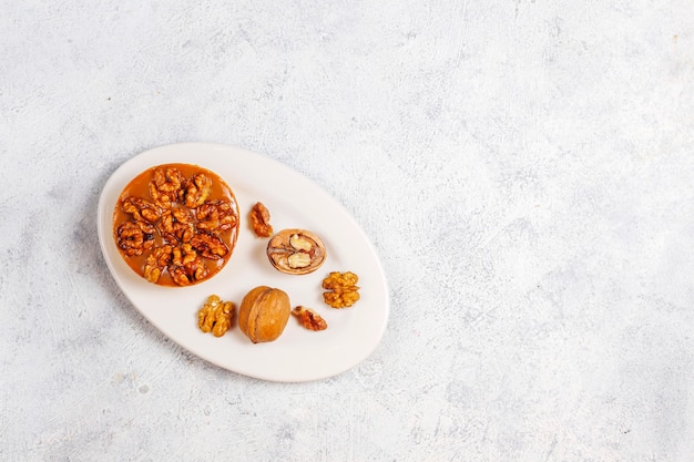 Crispy tartlet with walnuts and caramel filling.