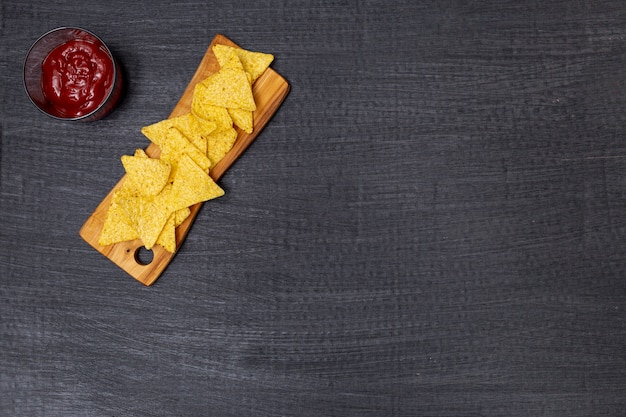 Free photo crispy traditional nachos with tomato dip