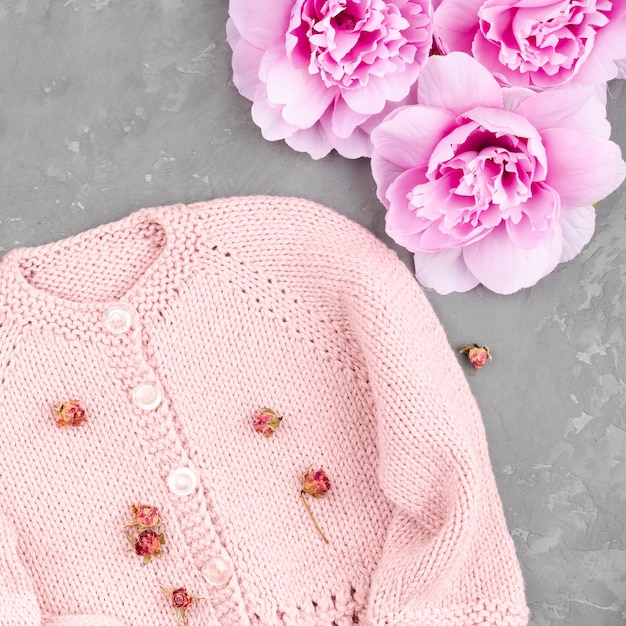 꽃 크로 셰 뜨개질 된 분홍색 재킷