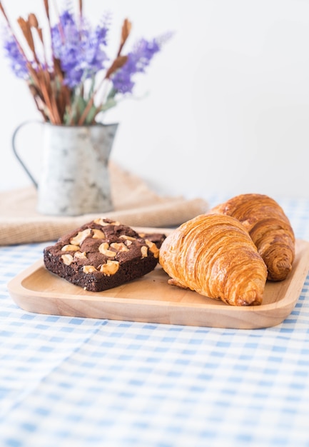 Free photo croissant and brownies
