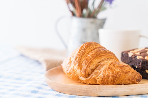 Foto gratuita croissant e brownie