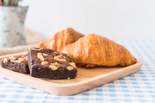 Free photo croissant and brownies