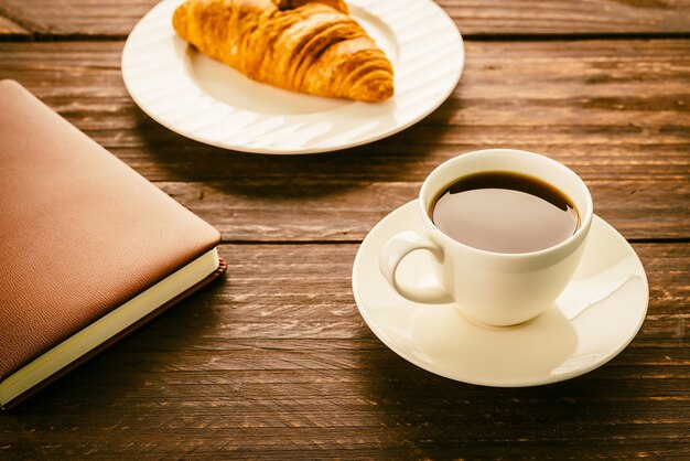 クロワッサンとコーヒーの朝食