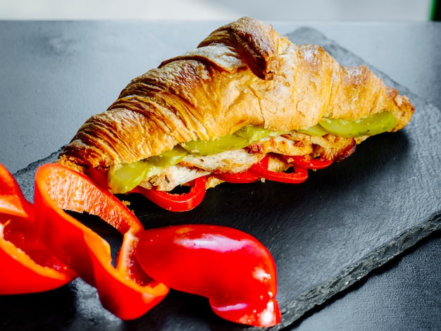 Free photo croissant filled with meat and vegetables