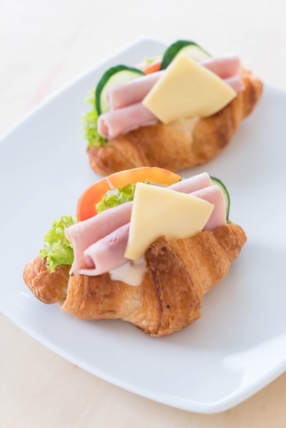 Foto gratuita formaggio di prosciutto sandwich croissant