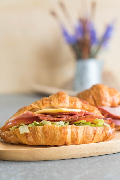 croissant sandwich ham