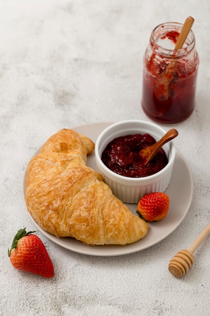 Free photo croissant with homemade delicious jam