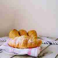 Free photo croissant with sugar powder