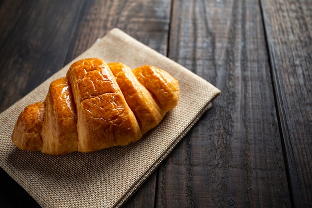 Croissant sul vecchio tavolo di legno.