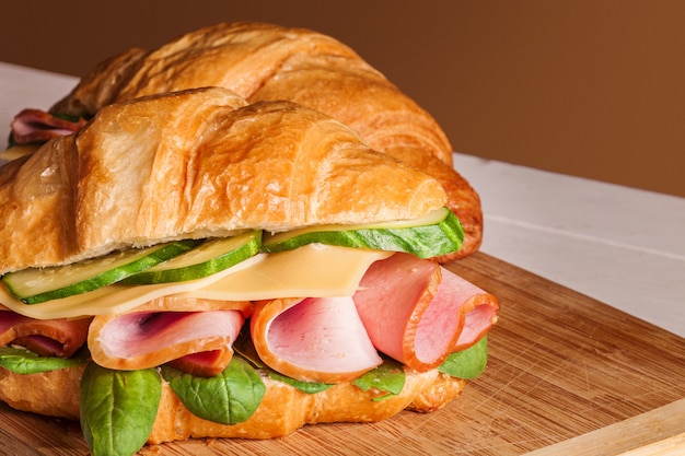 Foto gratuita panini con croissant sul tagliere di legno