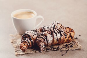 Foto gratuita cornetti con tazza di caffè