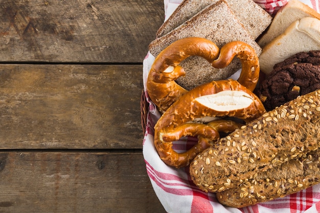 Free photo crop basket with bread