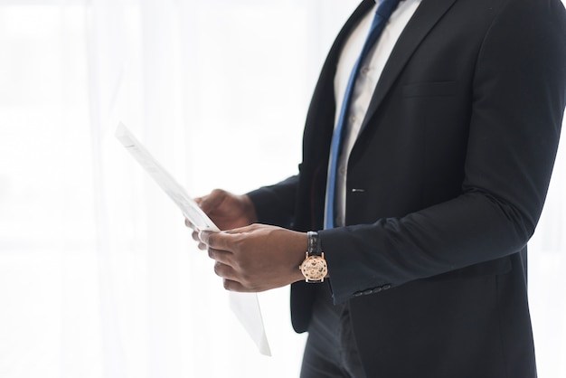 Free photo crop businessman holding documents