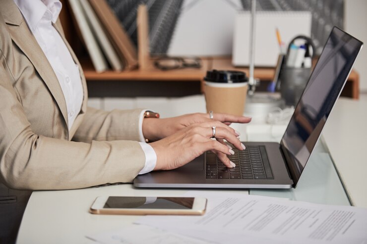 Free Photo crop businesswoman using laptop
