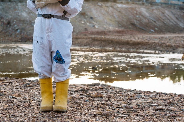 Free photo crop child in spacesuit at water