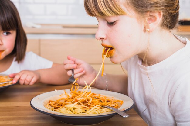 キュートな子供の食べるパスタ