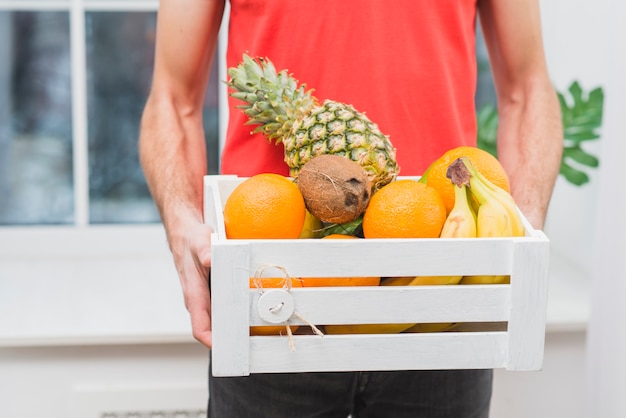 Foto gratuita ritaglia l'uomo alla consegna con i frutti