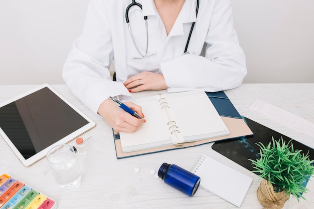 Free Photo crop doctor working in office
