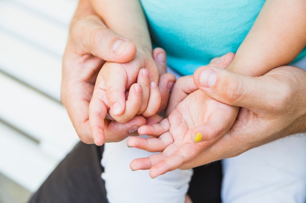 Crop padre che tiene bambino