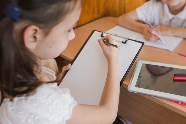 Foto gratuita ragazza del raccolto che assorbe aula