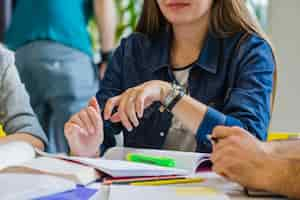 Foto gratuita ritagliata ragazza a tavola con i libri