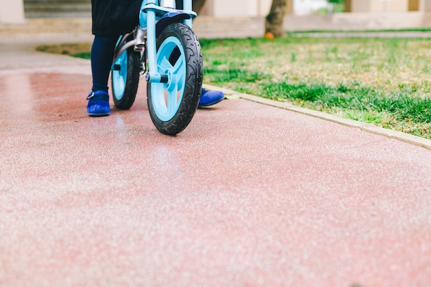 自転車で道を歩く