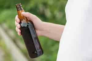 Foto gratuita ritaglia ragazzo con la birra in natura