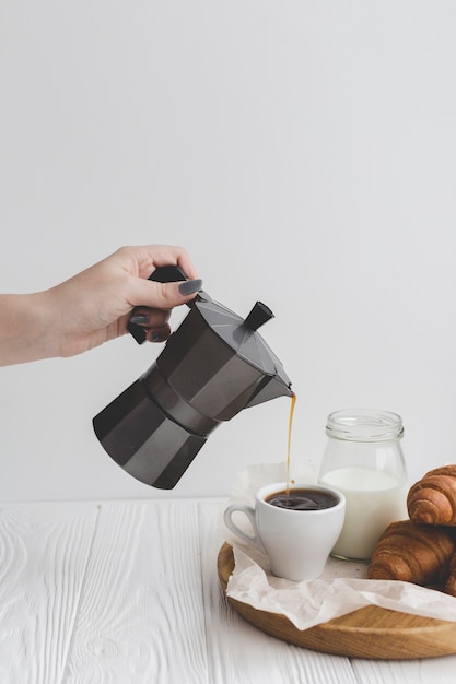 무료 사진 커피와 손 충전 컵을 자르기