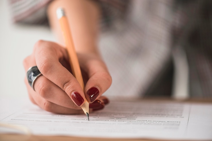 Free Photo crop hand filling document