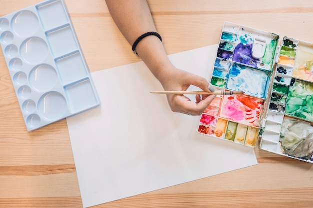 Foto gratuita ritaglia la pittura a mano con l'acquerello