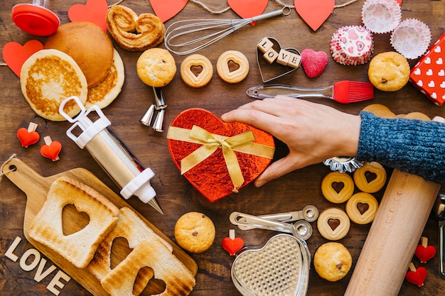 Ritaglia la mano mettendo presente vicino alla pasticceria