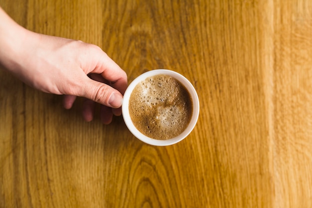 手作りの手でコーヒーを飲む