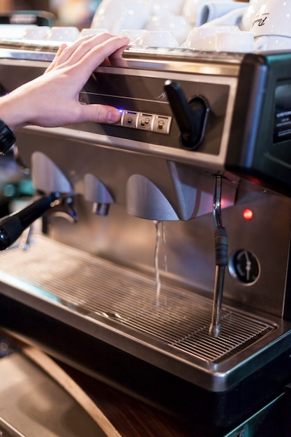 커피 머신을 사용하여 자르기 손