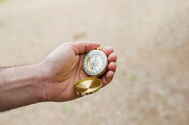 Бесплатное фото Ручная работа с компасом