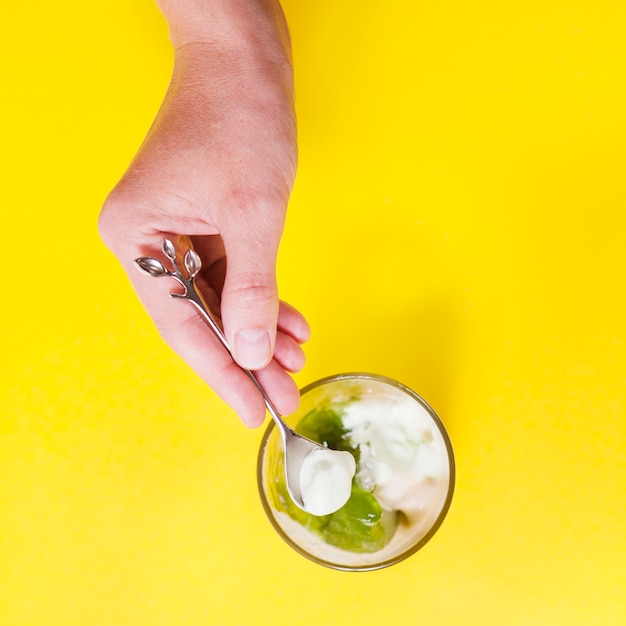 Ritaglia la mano con un cucchiaio prendendo il gelato