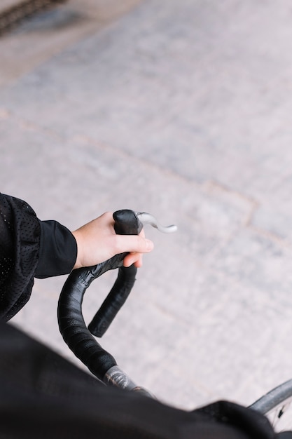 Foto gratuita ritaglia le mani sul manubrio