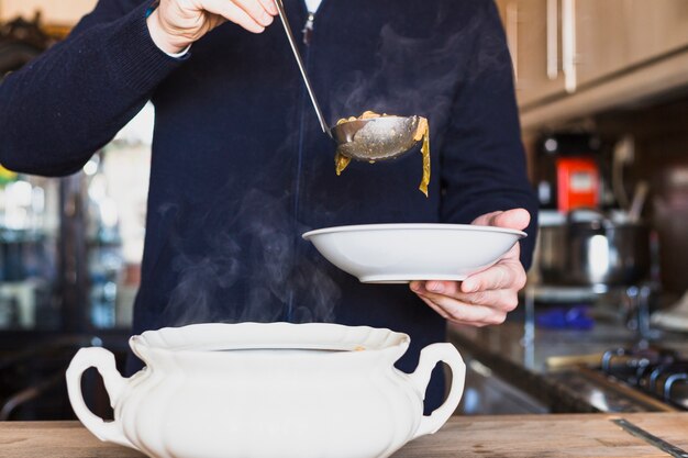 キッチンの上に食べ物を置く作物の手