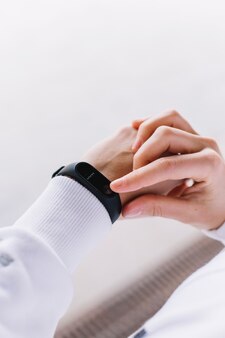 Ritaglia le mani usando smartwatch