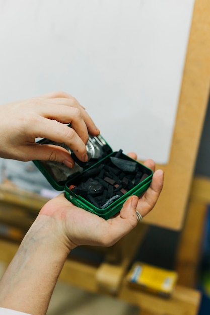 Foto gratuita ritaglia le mani con il gesso