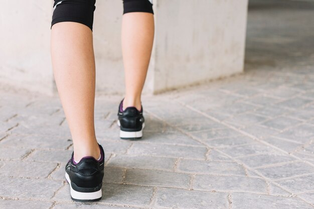 女性を運動させるトリミングの脚