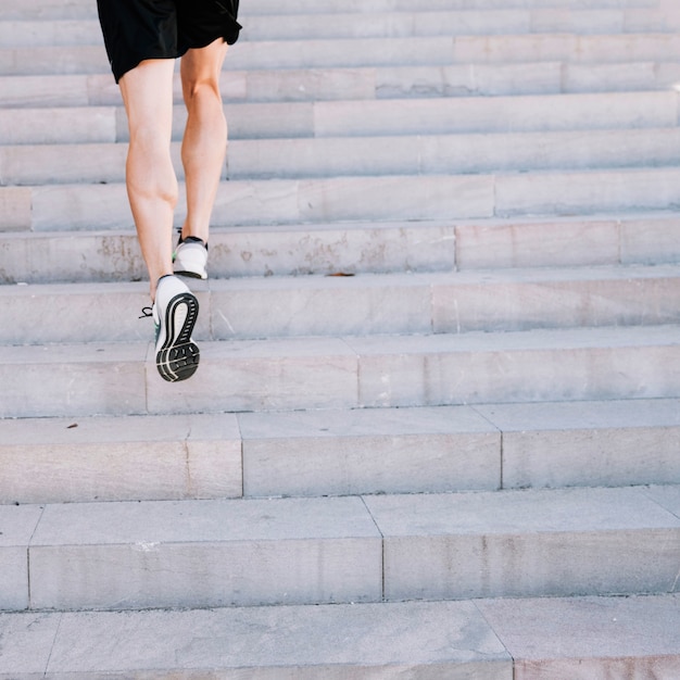 Бесплатное фото Ножки катания бегают по лестнице