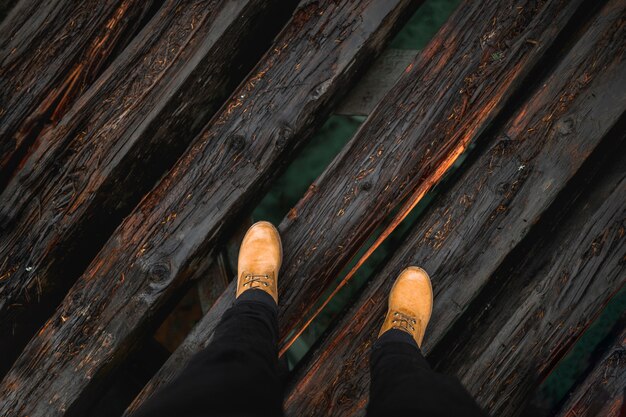 Обрезные ножки на деревянном мосту