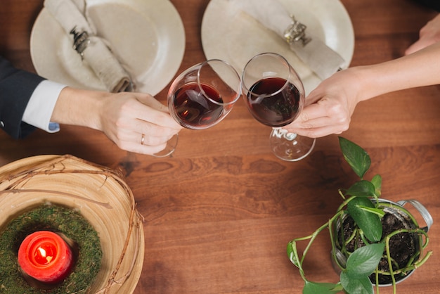 Free photo crop loving couple toasting with wine