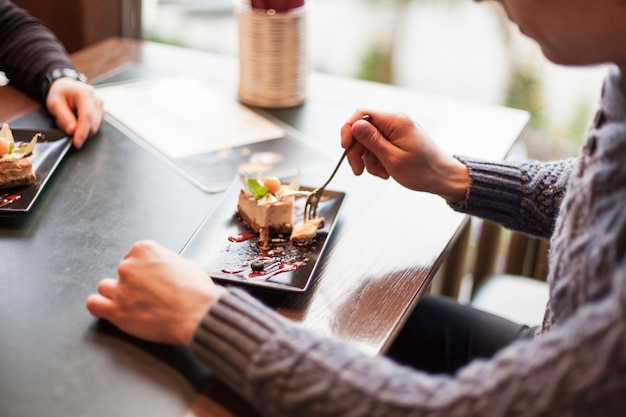 カフェで人を食べる男