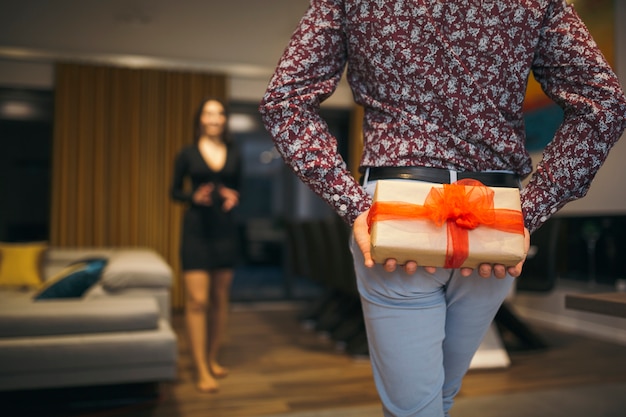 Free photo crop man having surprise for woman