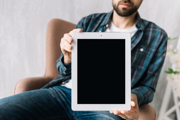 Free photo crop man showing tablet