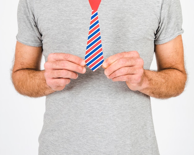 Foto gratuita raccogli uomo con cravatta di carta