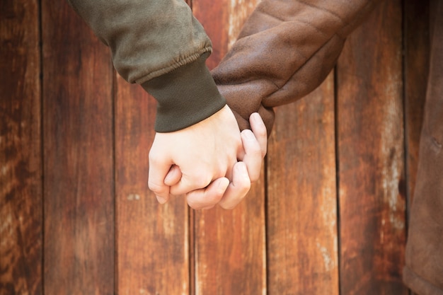 Foto gratuita ritaglia gli uomini che si tengono per mano con amore