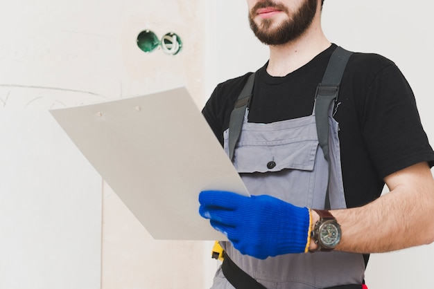 Crop mounter holding paper tablet