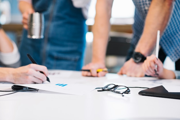 Foto gratuita raccogli le persone che lavorano insieme al progetto